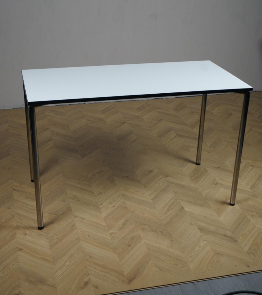 Frontvisning af Four Design kantinebord i hvid med krom ben, 120x70 cm – stilrent og funktionelt til kantine og mødelokale.